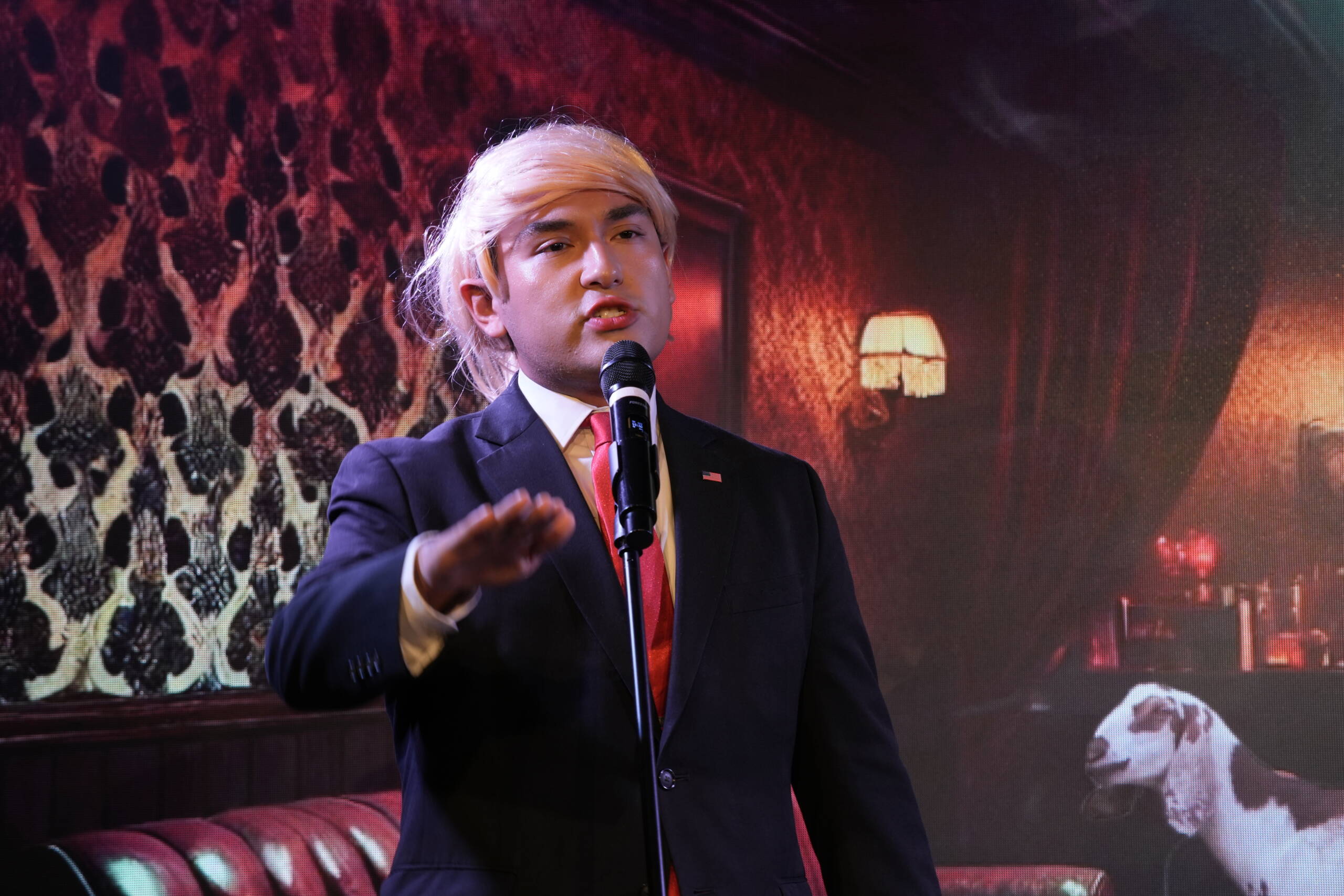 Ambiente de una sala de comedia durante una actuación en Madrid