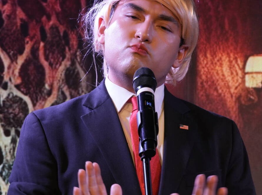 Cómico internacional actuando en un show de comedia en inglés en Madrid