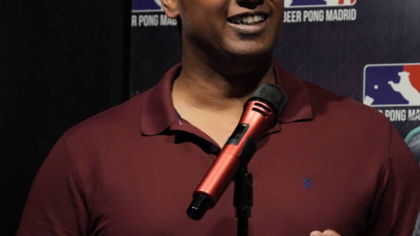 Cómico ante el micrófono durante una noche de open mic en Madrid