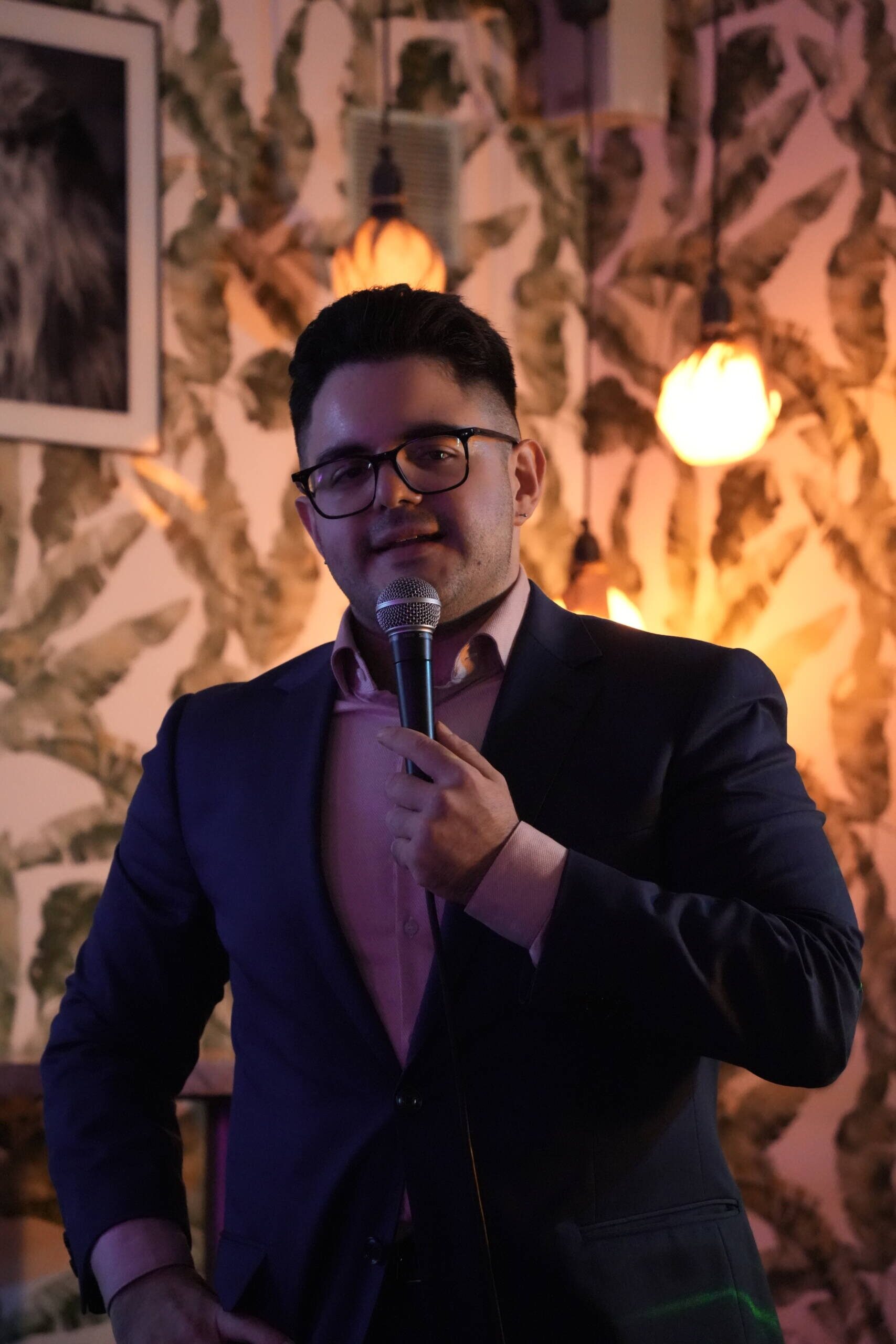 Primer plano de un comico actuando sobre el escenario