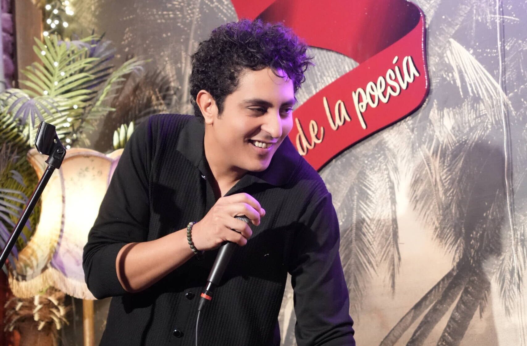 Comico durante su actuacion en el escenario del festival