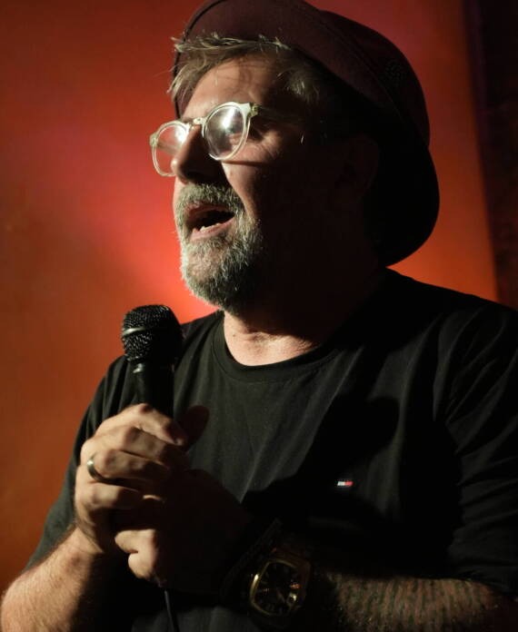 Comico actuando, fotografia en formato vertical