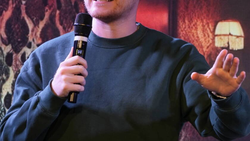 Actuación de stand-up en un escenario del Festival de Comedia de Madrid