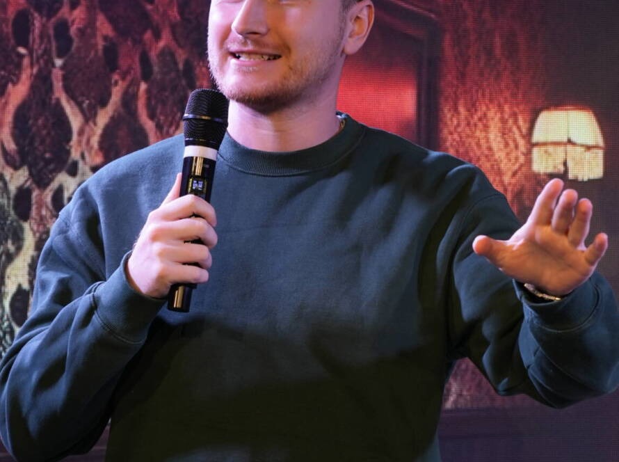 Actuación de stand-up en un escenario del Festival de Comedia de Madrid