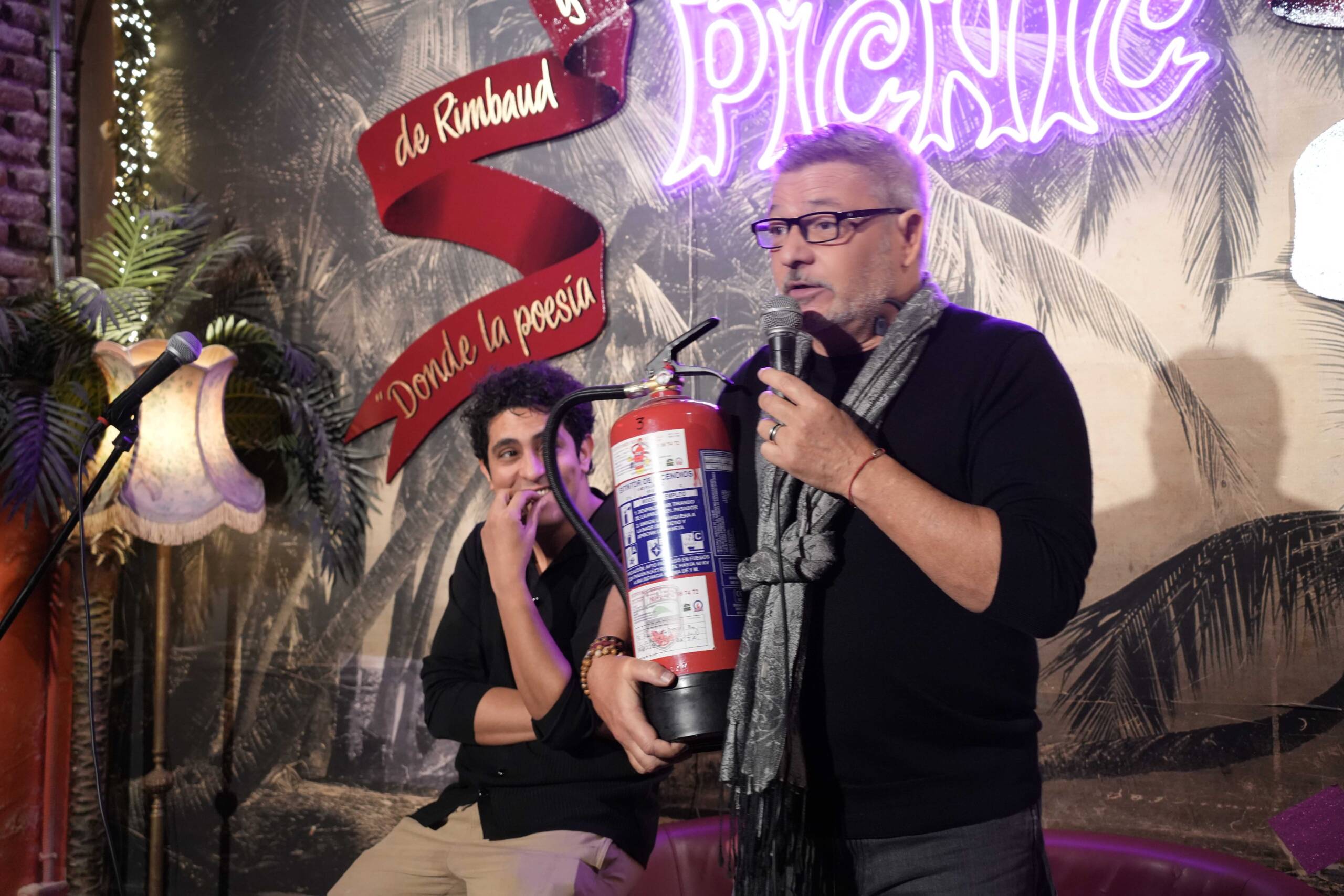 Dzimis Tapas, presidente del Festival de Comedia de Madrid, sobre el escenario