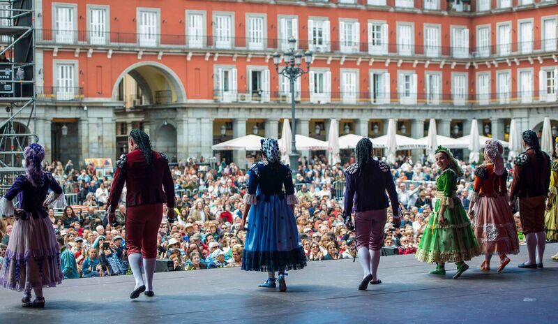 Grupo de baile tradicional actuando ante el público en la Plaza Mayor de Madrid