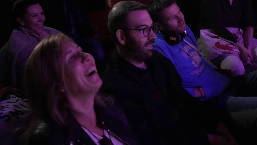 Cómico actuando en directo durante un monólogo en Madrid