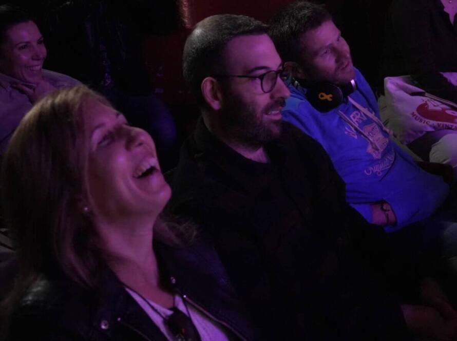 Cómico actuando en directo durante un monólogo en Madrid