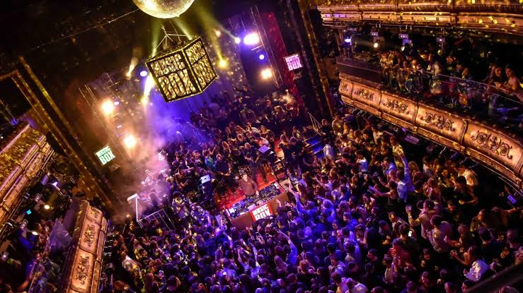 Público bailando en una discoteca de Madrid con luces de colores