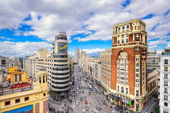 Vista aérea de la Gran Vía de Madrid con sus edificios históricos y el tráfico