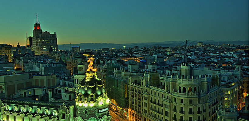 Vista de los edificios de Madrid iluminados al anochecer desde las alturas