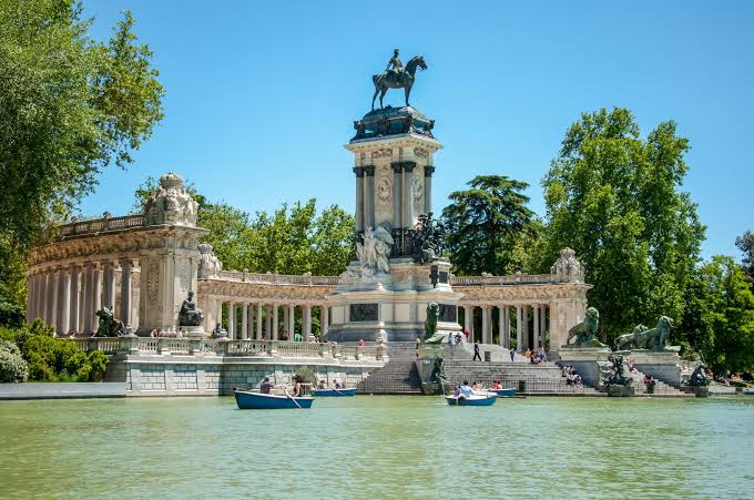 Monumento a Alfonso XII y barcas en el estanque del Parque del Retiro de Madrid