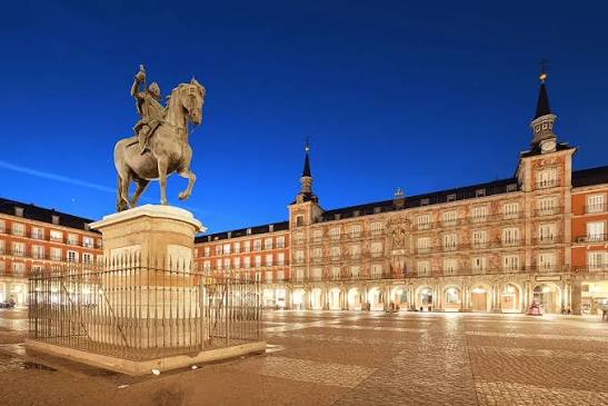 Estatua ecuestre de Felipe III en la Plaza Mayor de Madrid a la hora azul