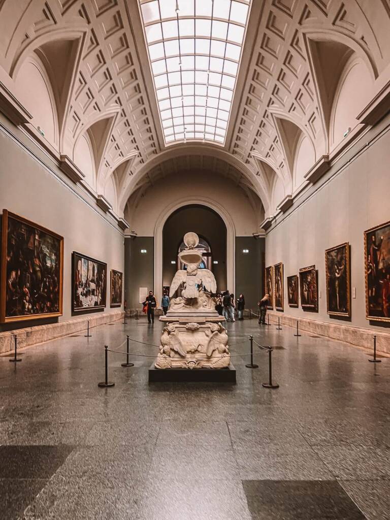 Sala abovedada de un museo de Madrid con esculturas y pinturas
