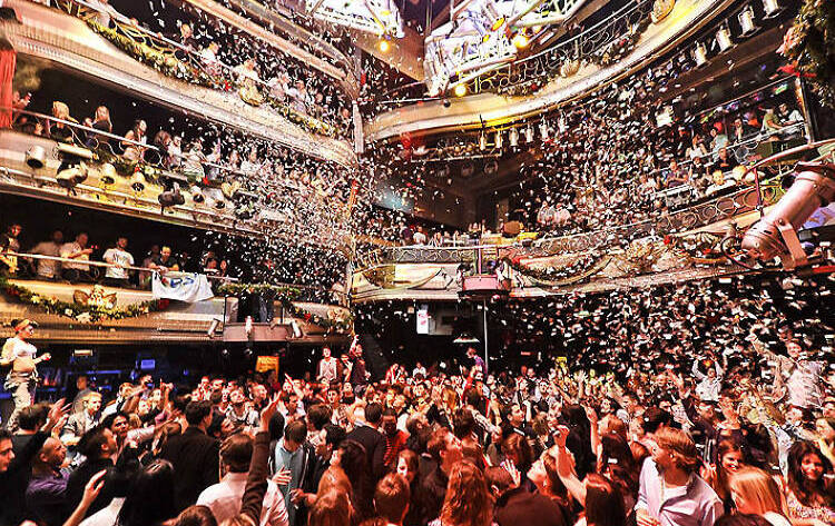 Interior de una sala de Madrid con el público celebrando entre confeti