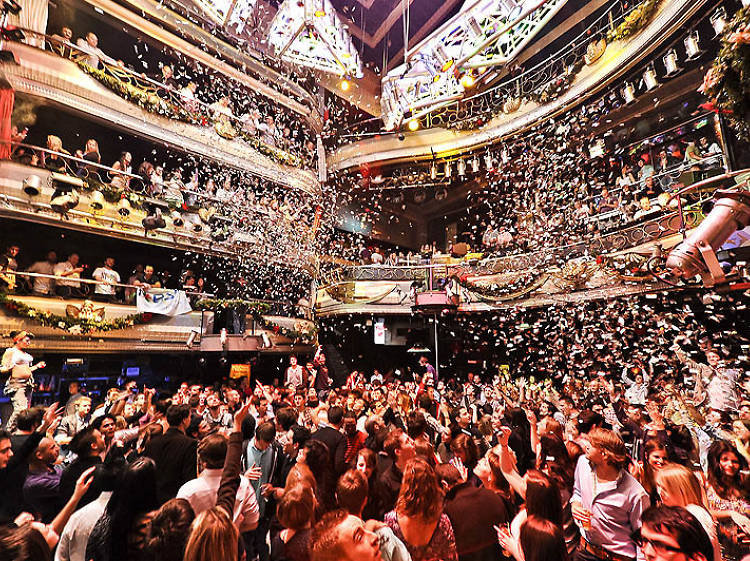 Interior de una sala de Madrid con el público celebrando entre confeti