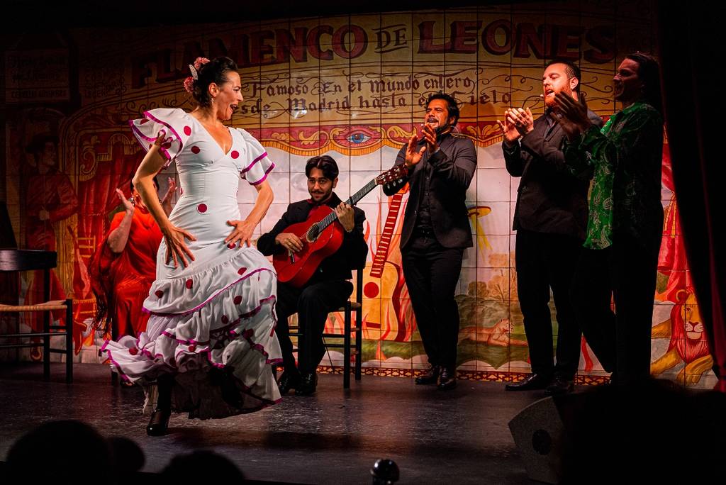 Bailaora y músicos durante un espectáculo de flamenco en un tablao de Madrid
