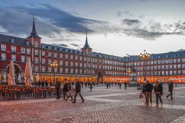 Terrazas y visitantes en la Plaza Mayor de Madrid al atardecer