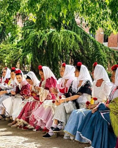 Mujeres con trajes tradicionales madrileños durante una fiesta popular