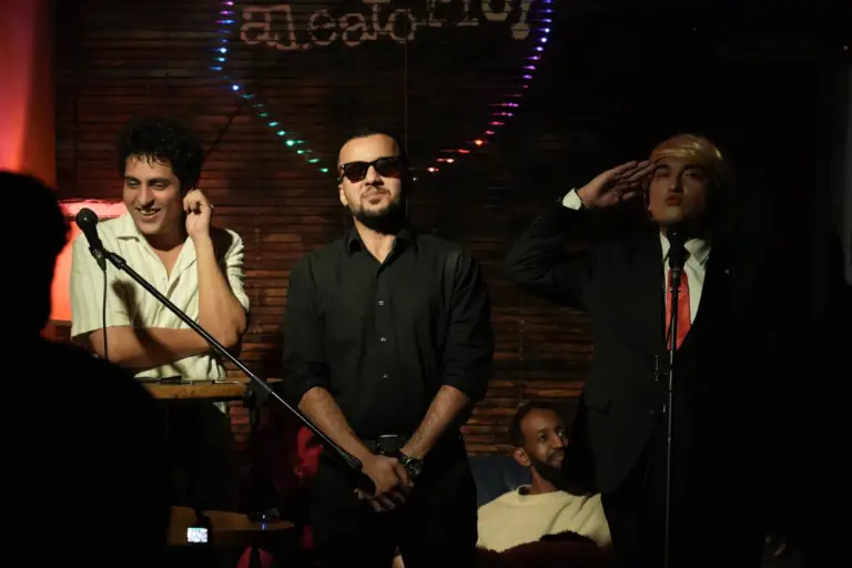 Tres artistas en el escenario de Aleatorio, uno con gafas de sol