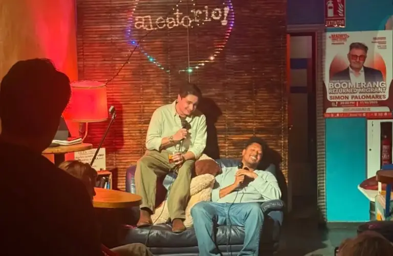 Dos cómicos recostados en un sofá en el escenario de Aleatorio