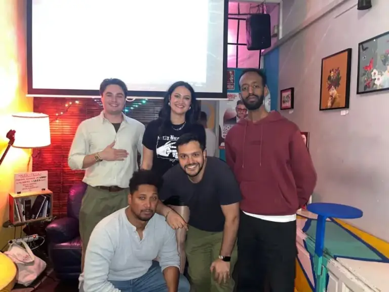 Seis cómicos posando juntos después de un espectáculo en Aleatorio