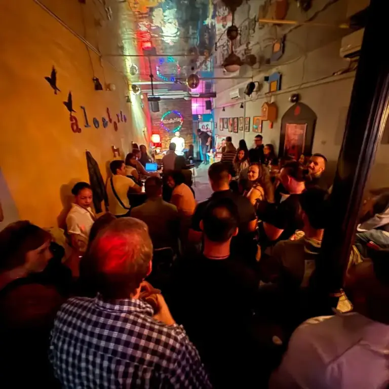 La sala de Aleatorio llena, vista desde el fondo