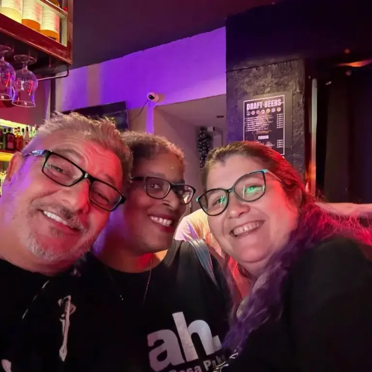 Tres amigos juntándose para un selfi en el festival