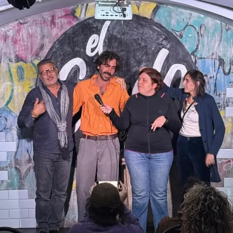 Cuatro artistas de pie juntos en el escenario de El Chulo