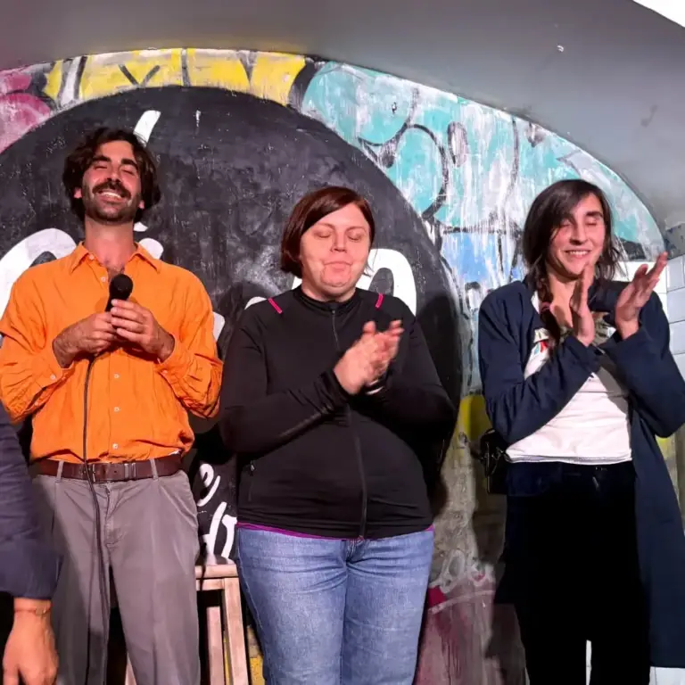 Tres artistas aplaudiendo en el escenario de El Chulo