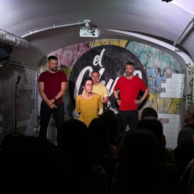 Cuatro artistas con camisetas de colores en el escenario de El Chulo