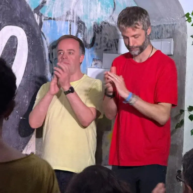 Dos artistas aplaudiendo en el escenario
