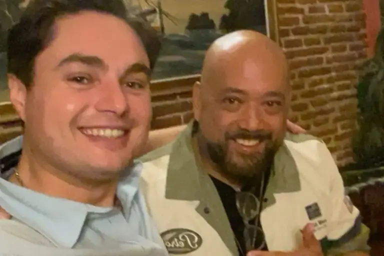 Dos cómicos sonriendo para un selfi