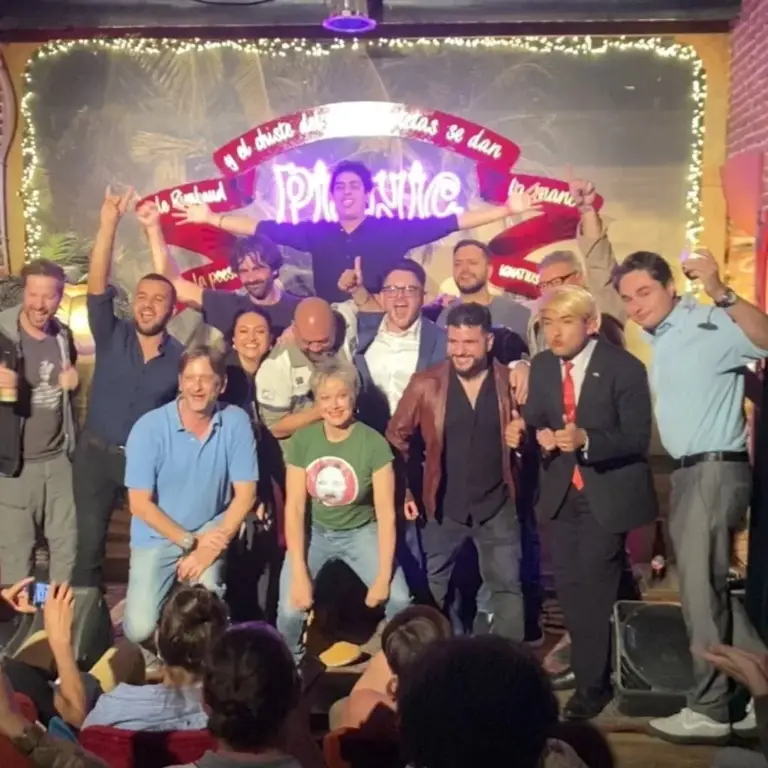 Cómicos apiñados en el escenario de Picnic con los brazos en alto