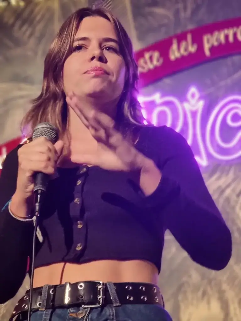 Cómica gesticulando con la mano mientras suelta una frase en Picnic