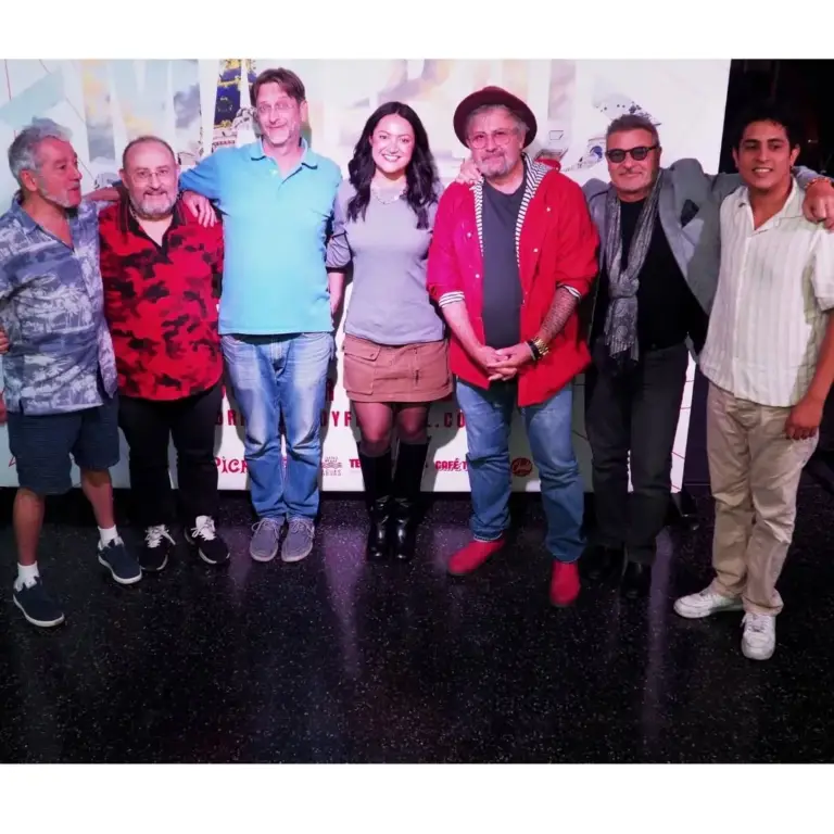 Cómicos e invitados en fila sobre el escenario en la presentación a medios de la primera edición