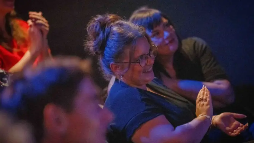 Público riéndose y aplaudiendo durante un espectáculo de Madrid Comedy Festival
