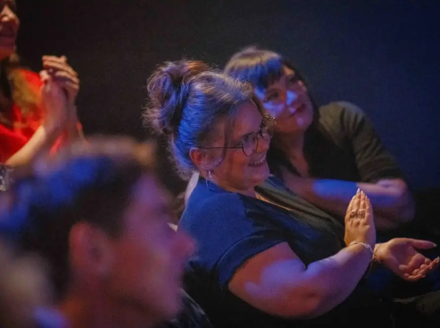 Público riéndose y aplaudiendo durante un espectáculo de Madrid Comedy Festival