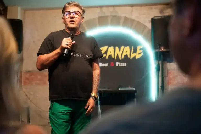 Cómico con gafas y camiseta negra actuando en Artizanale