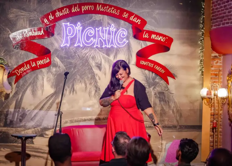 Presentadora con vestido rojo en el escenario de Picnic