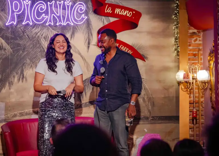 Dos presentadores en el escenario de Picnic, riéndose con el público