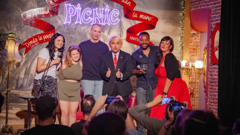 Artistas en fila sobre el escenario de Picnic al final de un espectáculo