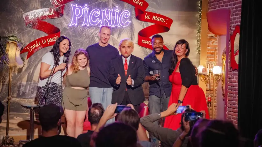 Artistas en fila sobre el escenario de Picnic al final de un espectáculo