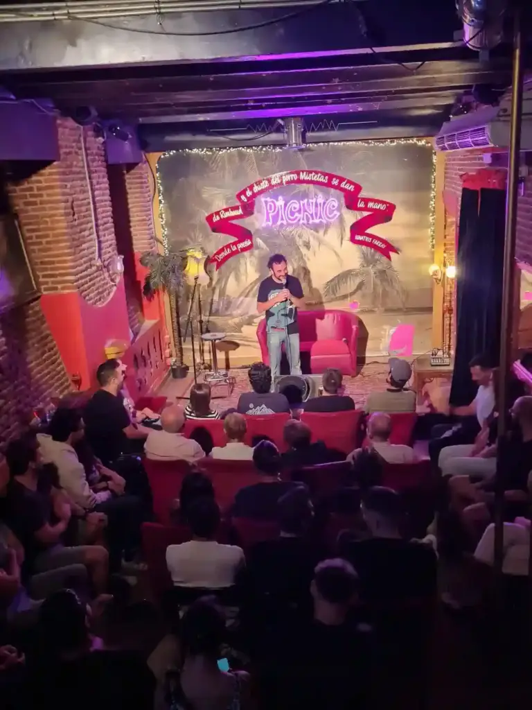 La sala de Picnic llena viendo a un cómico, foto tomada desde el fondo