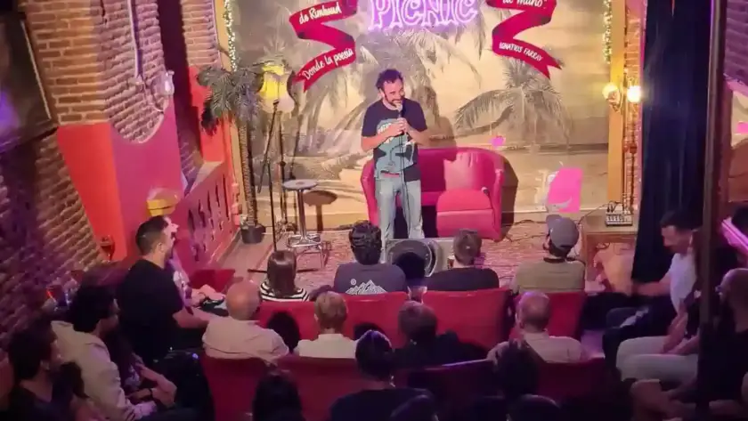 La sala de Picnic llena viendo a un cómico, foto tomada desde el fondo