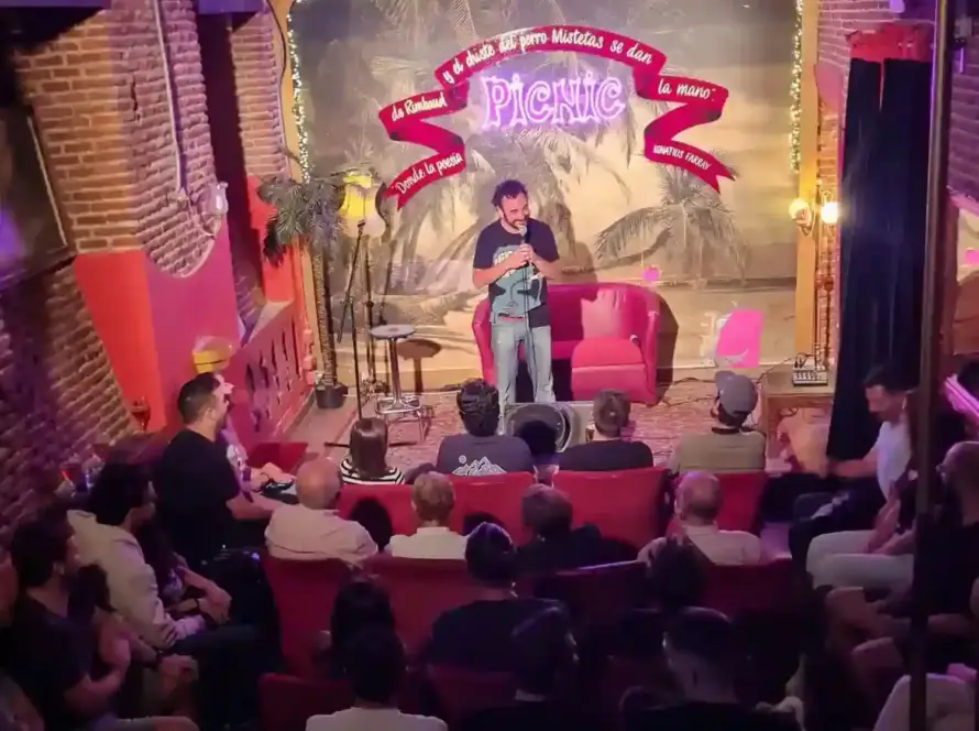 La sala de Picnic llena viendo a un cómico, foto tomada desde el fondo