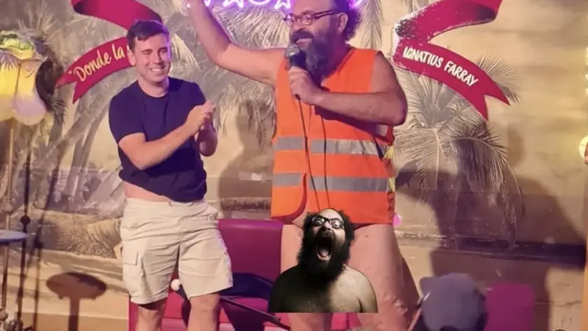 Dos cómicos en el escenario de Picnic durante Madrid Comedy Festival, uno con chaleco reflectante naranja saludando al público