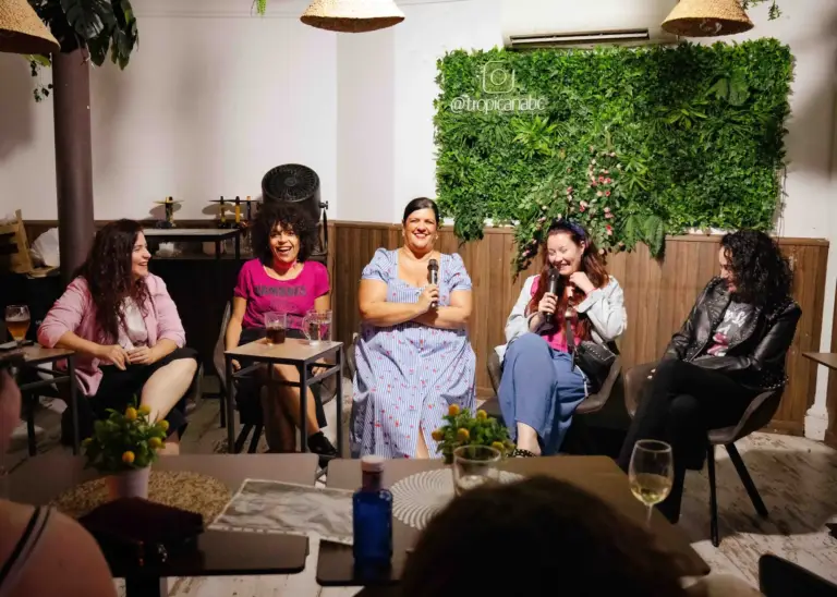 Cinco artistas en sus sillas sobre el escenario de Tropicana
