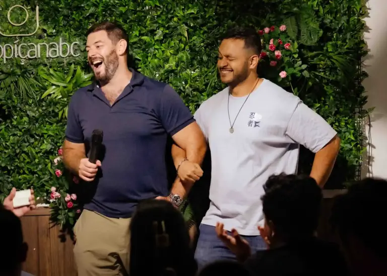 Dos cómicos riéndose juntos en el escenario de Tropicana
